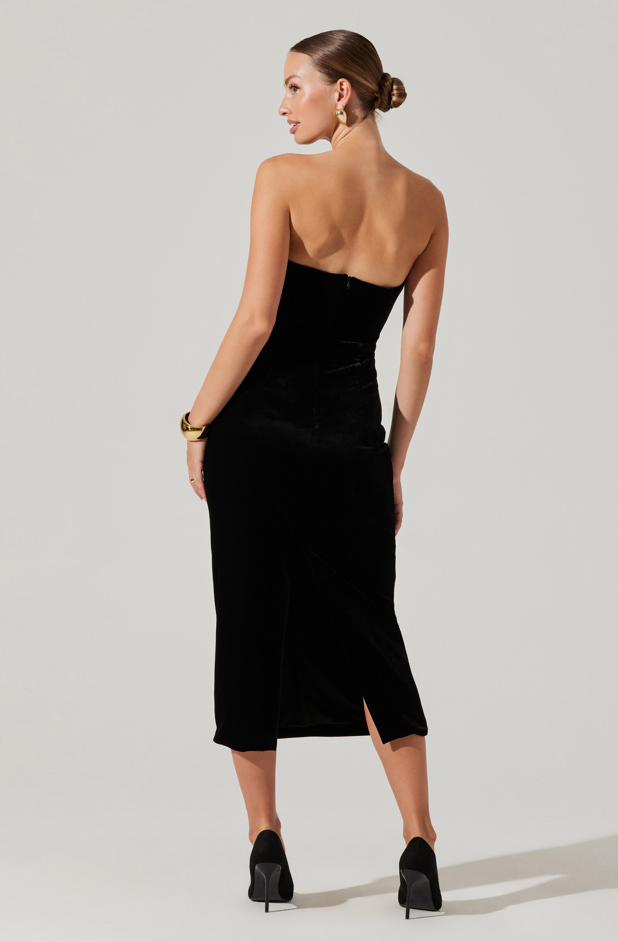 Arista Sweetheart Velvet Midi Dress in Black